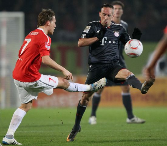 下延伸至脚 下延伸至脚